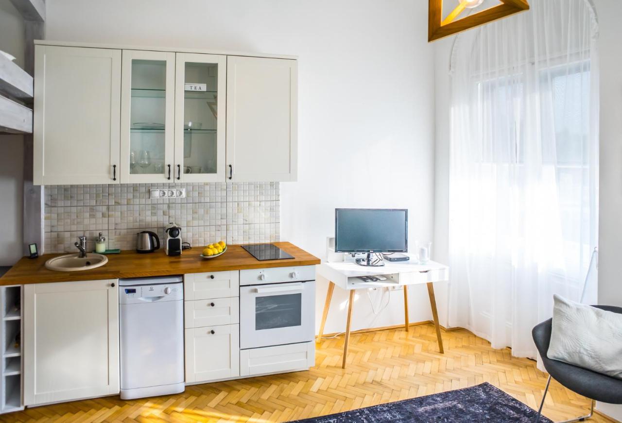 Ybl Apartment City Center Szekesfehervar Ngoại thất bức ảnh